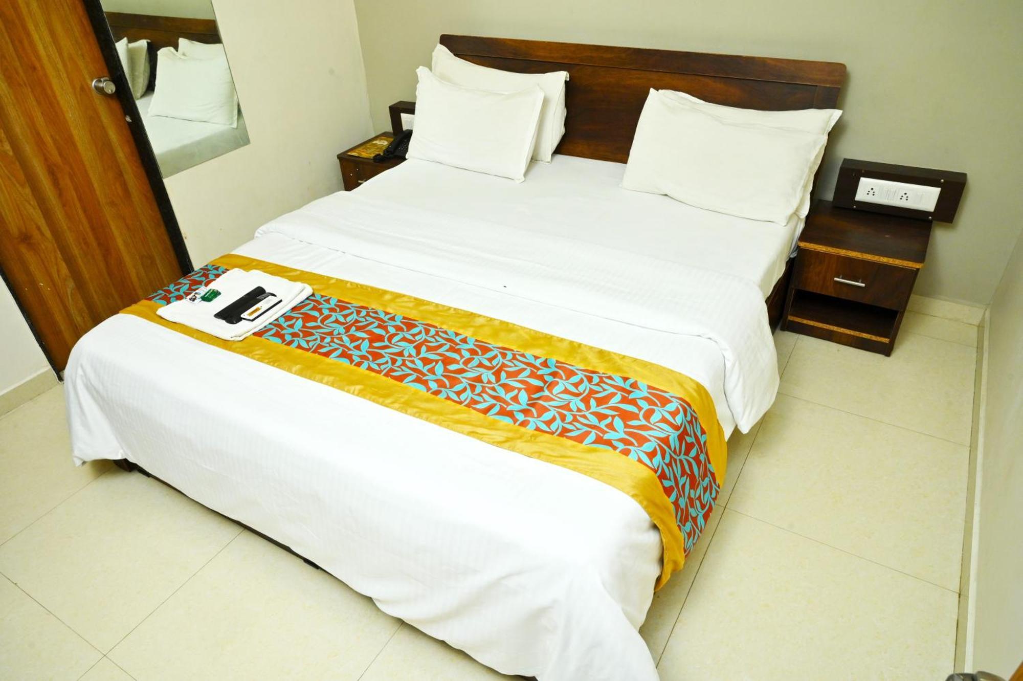 Hotel Blue Leaf Rajkot Εξωτερικό φωτογραφία